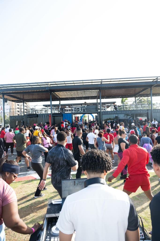 Calentamiento grupal GreeFit en el kartódromo