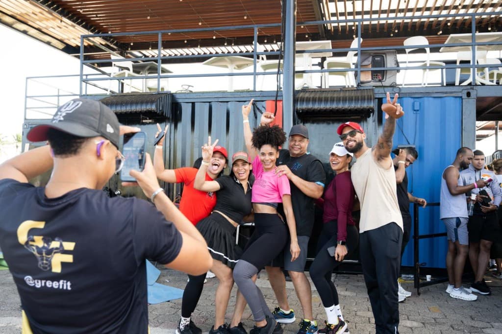 Comunidad GreeFit posando entre sets